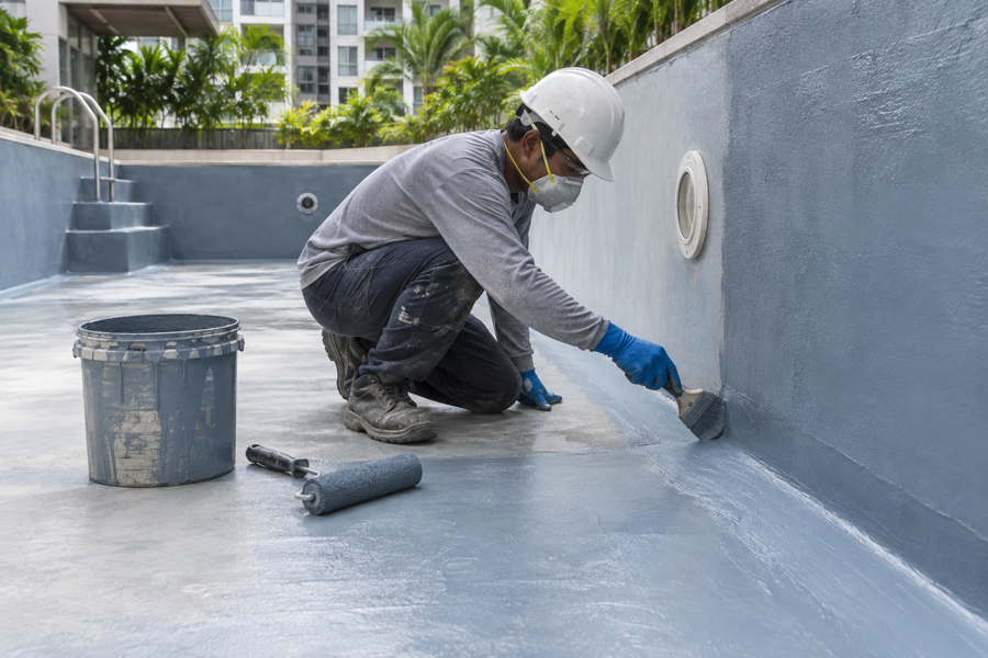 Applying waterproofing membrane inside a drained swimming pool